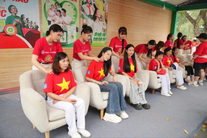 Người dân trải nghiệm massage thư giãn bằng các sản phẩm của Công ty Cổ phần Dược phẩm OPC tại sự kiện. Ảnh: Sự kiện Việt